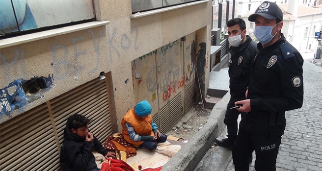 ‘Babam dilendiriyor’ diyen çocuklara polis yardım etti