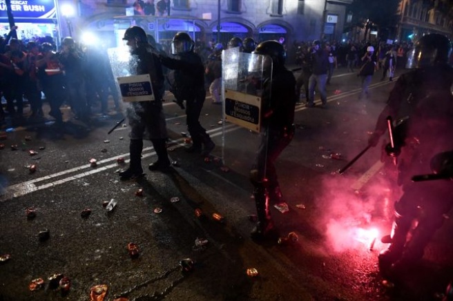 Barselona'da ayrılıkçı Katalanlar polisle birbirine girdi - Haber
