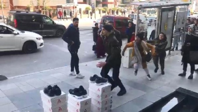 Başka Bir Kadınla Gördüğü Erkek Arkadaşını Sokak Ortasında Bıçakladı! Kamera Kayıttaydı