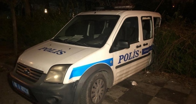 Başkent’te otomobil polis aracına çarptı: 2’si polis 3 yaralı