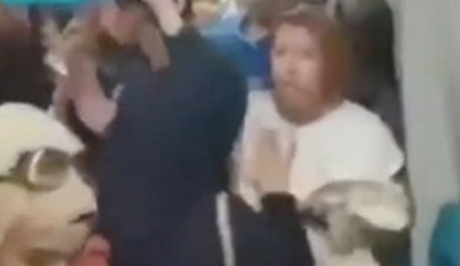 Başörtülü kadına hem saldırdı, hem de 'polis' diye bağırdı