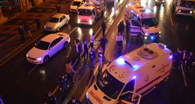 Beylikdüzü'nde polisleri taşıyan minibüs kaza yaptı: 3 yaralı