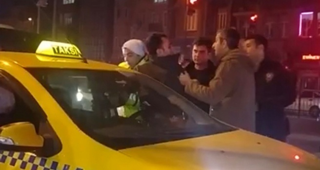 Beyoğlu’nda taksici kendini emniyet kemerine kilitleyip polise direndi