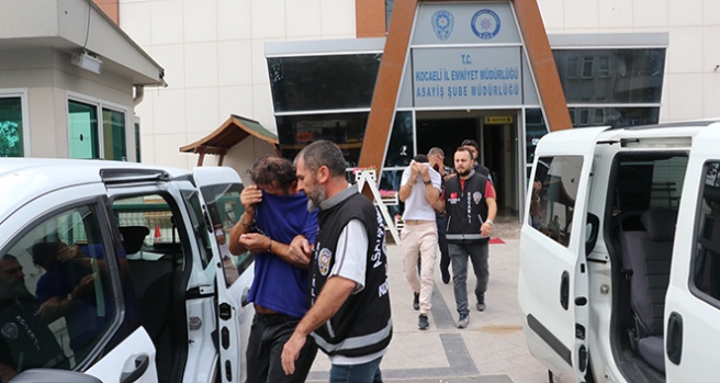 Çalınan otomobili sahibine satmaya çalışan 3 şüpheli, alıcı kılığındaki polislere yakalandı