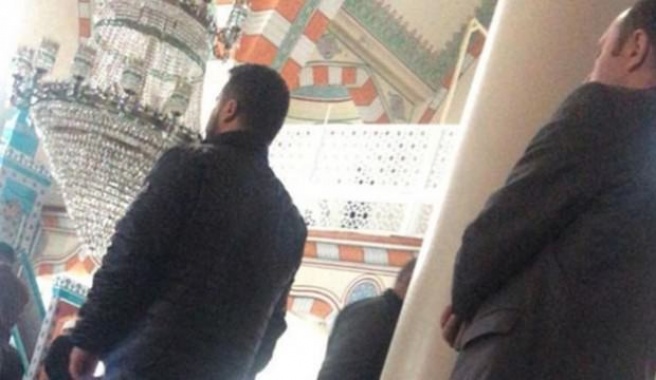 Camide polis müdürünün önünde saf tutunca yakalandı!