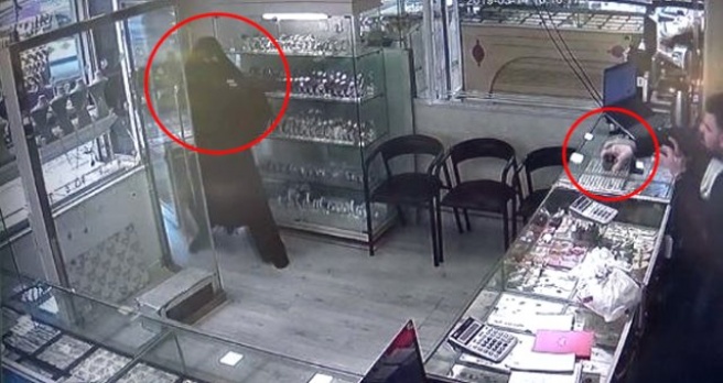 Çarşaflı ve Tüfekli Erkek Soyguncuyu, Kuyumcu Bant Kesici ile Kovdu