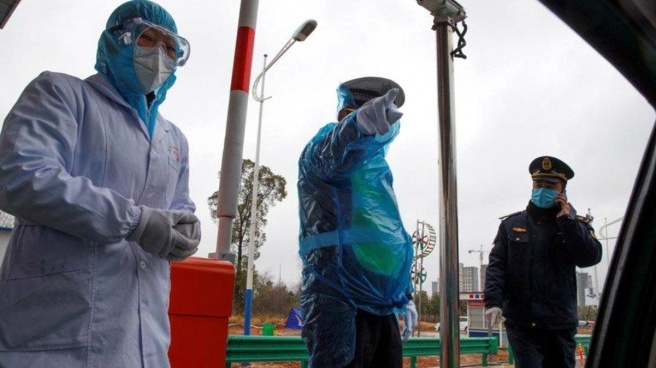 Çin'de polisler kapı kapı dolaşıp koronavirüs kontrolü yapıyor - Haber