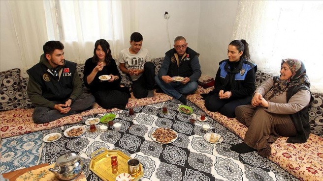 Çukurca polisi evlere konuk oluyor