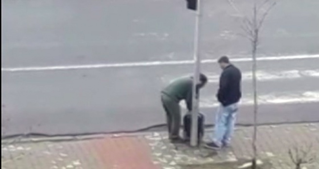 Dalgınlıkla ışıklarda valizi unuttu, polisi harekete geçirdi
