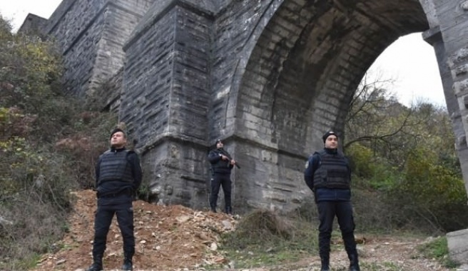 Define avcılarının hedefi olan tarihi Güzelce Kemeri'ne polis önlemi