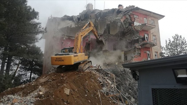 Depremde hasar gören Sivrice İlçe Emniyet Müdürlüğü binası yıkılıyor