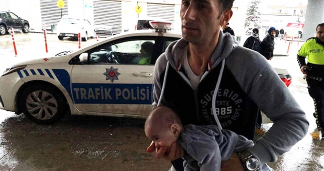 Dili boğazına kaçan bebeği hastaneye trafik polisleri yetiştirdi - Haberler