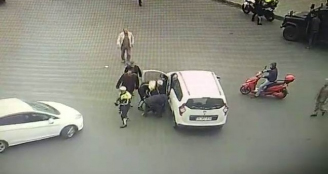 Dili boğazına kaçan sürücünün hayatını polis kurtardı