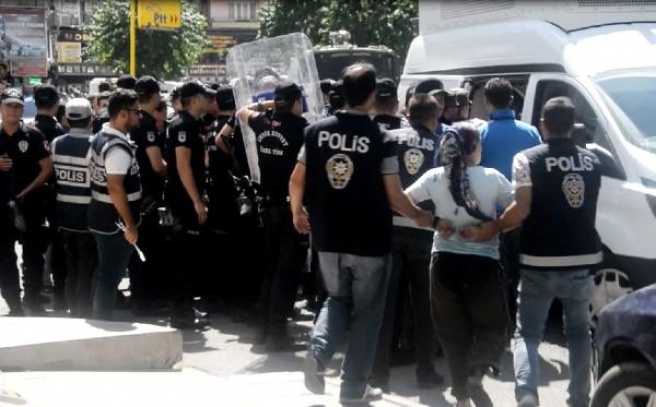 Diyarbakır'da izinsiz gösteriye polis müdahalesi! 30 gözaltı - Haberler