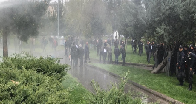 Diyarbakır’da izinsiz gösteriye polis müdahalesi
