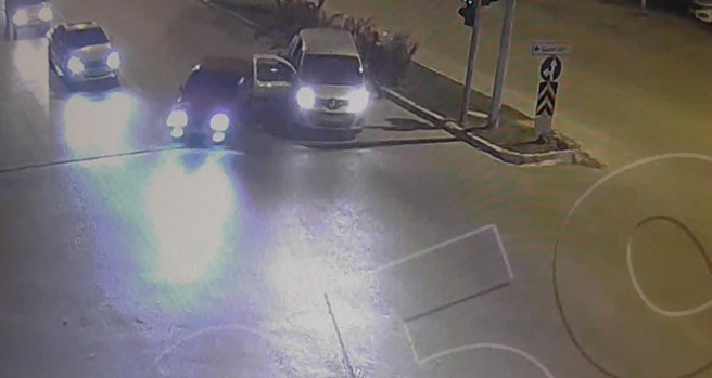 Drift yapan sürücüyle polis kovalamacası kamerada