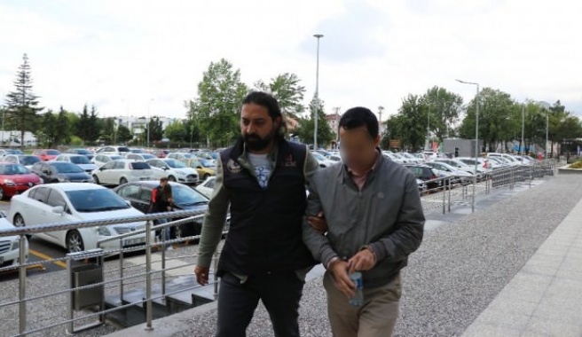 Eski üsteğmenler ve polis müdürü sınırda yakalandı