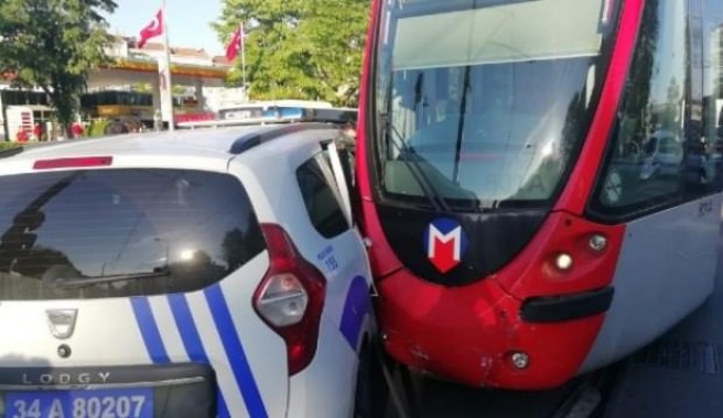 Fatih'te bir polis aracı ile tramvay çarpıştı