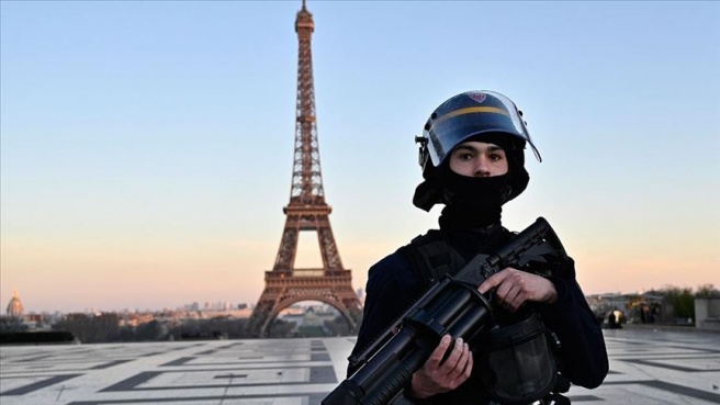 Fransa'da koronavirüs tedbirlerin kontrolü için 100 bin polis ve jandarma
