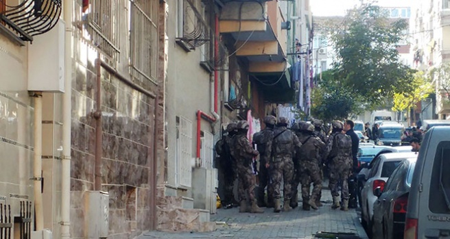 Gaziosmanpaşa’da cezaevi firarisi polise ateş açtı, annesini yaraladı