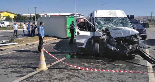 Göreve giden özel harekat polisleri kaza yaptı: 6 yaralı
