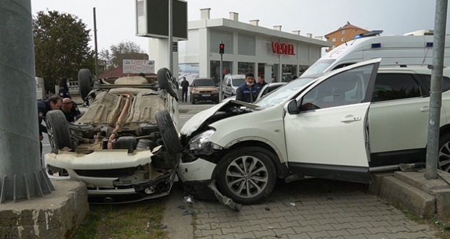 Göreve giden polisler kaza yaptı: 3 yaralı