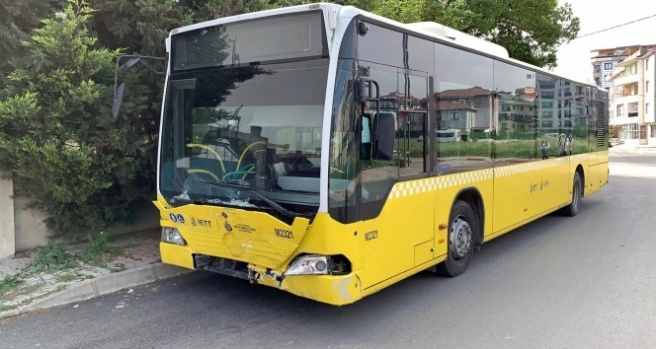 Halk otobüsü polis aracına çarptı: 2 polis yaralı