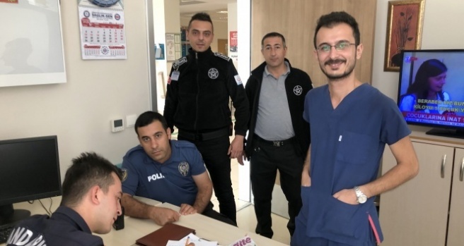 Hastane tuvaletinde bulduğu yüklü parayı, polise teslim etti