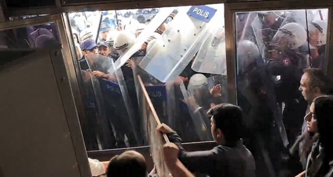 HDP önünde açıklama yapmak isteyen grup polise saldırdı