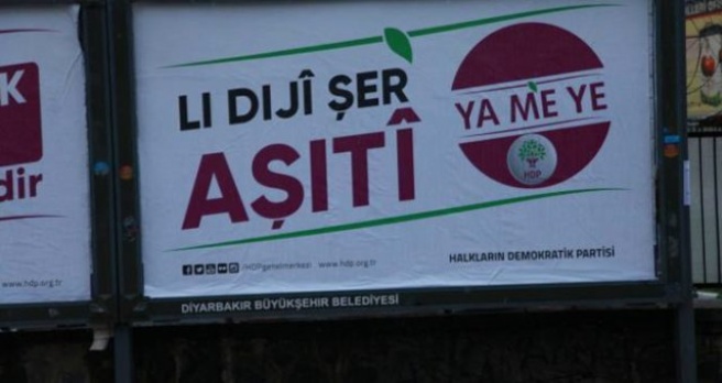 HDP'nin Pankartı, Üzerindeki Yazı Nedeniyle Mahkeme Kararıyla Kaldırıldı