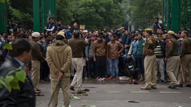 Hindistan'daki polis şiddeti üniversitelerde protesto edildi