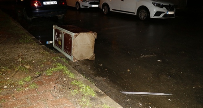 Hırsızlar çaldıkları para kasasını polisi görünce yol kenarına atıp kaçtı