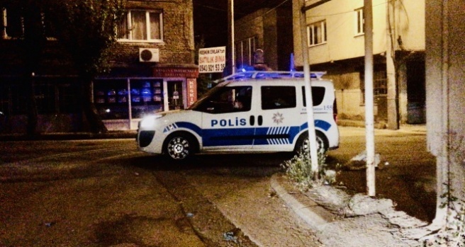 Hırsızlık yaparken yakalandı, 'virüs var' diyerek polisleri uzaklaştırmaya çalıştı