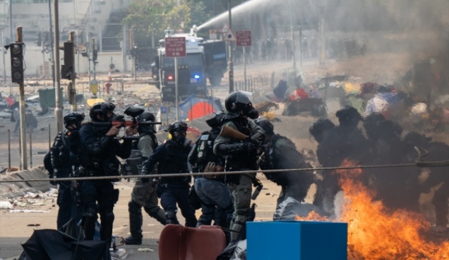 Hong Kong yine karıştı: Polis ile göstericiler çatıştı