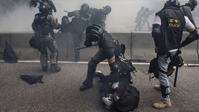 Hong Kong'da polisin vurduğu genç saldırı ve isyanla suçlanıyor