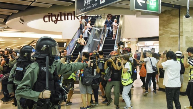Hong Kong'da polisten alışveriş merkezlerine baskın