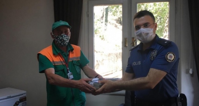İnsanlık ölmemiş...Temizlik işçisi, çöpte bulduğu yüklü parayı polise teslim etti