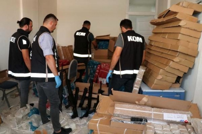İnternetten sattıkları tüfekleri, otomotiv parçası olarak kargolayan şebekeye polis baskını - Haber