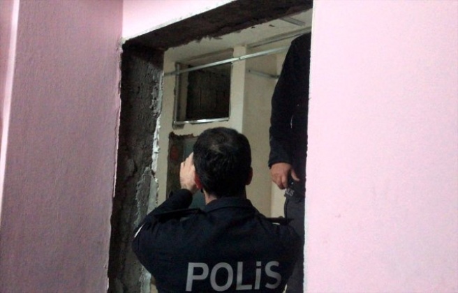 İşçiler, 1987 Yılının Gazetesine Sarılmış Kutuda İnsan Kafatası ve Kemikleri Buldu!