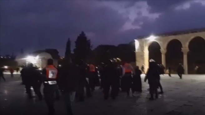 İsrail polisi Mescid-i Aksa'da cemaate saldırdı