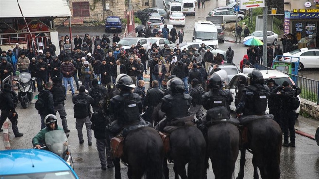 İsrail polisinden Filistinlilerin Mescid-i Aksa'ya ulaşımına engel