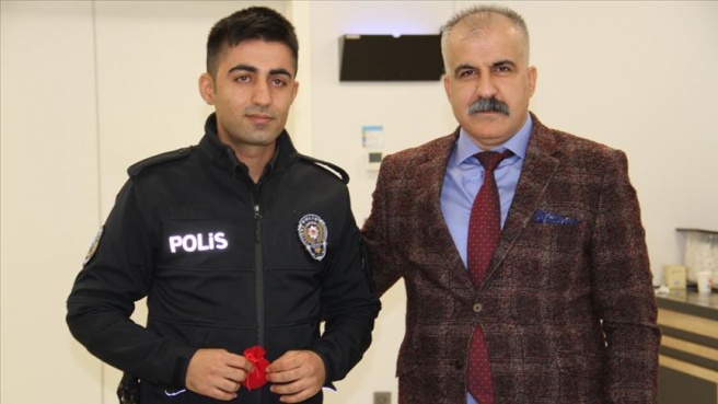 İstanbul Havalimanı'nda sigarayı bırakan polisler altınla ödüllendirildi