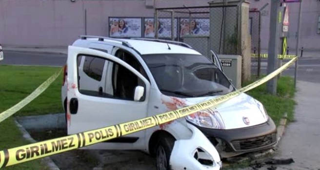 İstanbul'da kaza yapan araçtaki kurşun izleri polisi harekete geçirdi - Haber