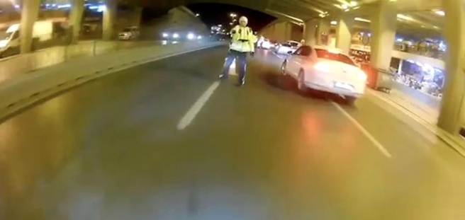 İstanbul'da motosikletli maganda polisin üzerine sürüp kaçtı - Haber