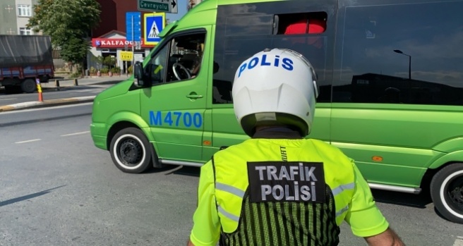 İstanbul’da polisle tıka basa dolu minibüs arasında nefes kesen kovalamaca kamerada