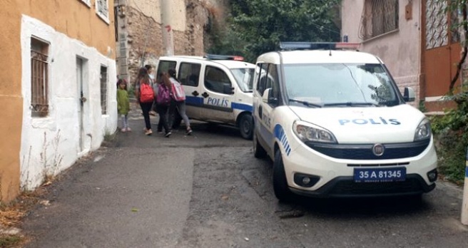 İzmir'de domuz bağıyla bağlanan kadının yardımına polis koştu - Haber