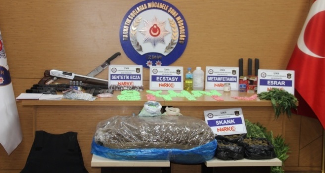 İzmir'deki dev uyuşturucu çetesi operasyonuna 800 polis katıldı