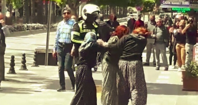 Kadın dilencilerin kavgasını polis biber gazıyla ayırabildi