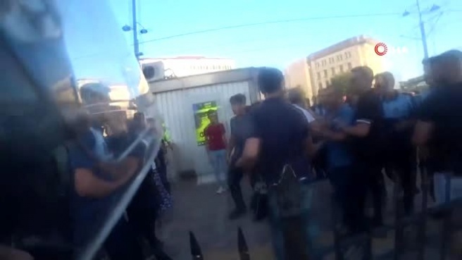 Karaköy'de, işportacıların çıkardığı kavgada zabıta ve polisler birbirine girdi - Haberler