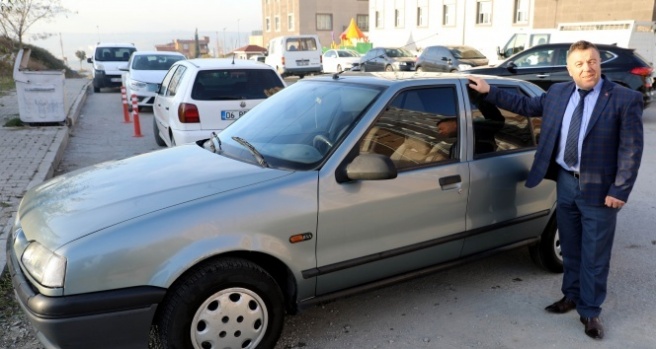 Kendisine ceza yazdırmak için 1 saat trafik polisi aradı